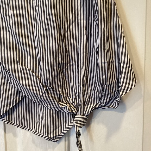 New with Tags Striped Black and White Women's Top - Picture 4 of 7